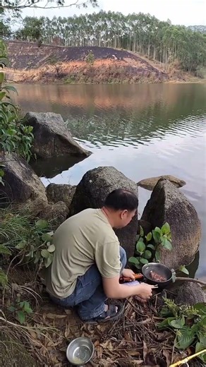 Frying in a pan while fishing outdoors—that's amazing! #OutdoorFishing #OutdoorLeisureTime