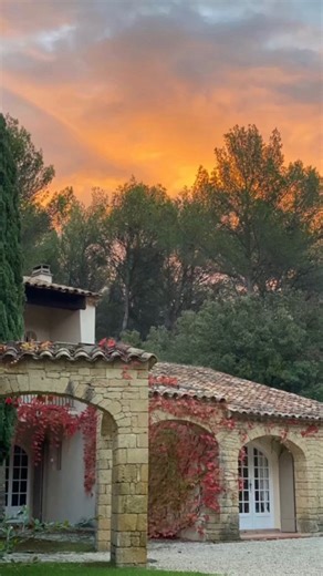 Les Retraites Nafas on Instagram: "✨ Un Week End YogAmour ça te dit? ✨ 6-8 Mars 2026 ❤️ Nous avons la joie de te proposer un Week End complet dédié à faire naître, cultiver et laisser grandir l’Amour. L’amour de soi, l’amour du quand tout❤️ 🏡 Où? Dans un lieu magique emprunt d’une énergie merveilleuse, favorisant l’abstraction au monde. En plein cœur de la Provence, le calme et la nature font de la @villadesbaumes un lieu propice à l’immersion et à l’expérience fabuleuse du moment pour soi. 🥗 