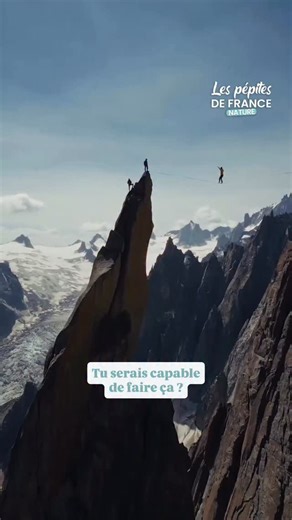 🇫🇷 La slackline la plus impressionnante de France ? Suspendue entre ciel et roche, à l’Aiguille de Roc, cette marche aérienne offre une vue vertigineuse sur le massif du Mont-Blanc 🗻 Un instant suspendu, là où l’équilibre devient un art 😮 🎥 @antoine.mesnage #lespepitesdefrance #montagne #hautesavoie #montblanc #chamonix #outdoor #tourisme #patrimoine | Les Pépites de France