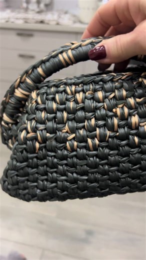 ❤️borsa uncinetto ❤️ Cluch bag in eco pelle Leggerissima ❤️ Per info e ordini contattami su Instagram #uncinettocreativo #creations #borsa #crochet #perte