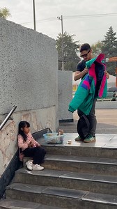 La chamarra de la suerLa Chamarra de la suerte las sorprendió saliendo del Metro Camarones #diadereyes #ayudando #mexico #chamarradelasuerte | Eduardo LozPin