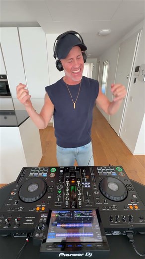 Trentemøller — Le Champagne | 2003 | Naked Music | Deep House #dj #housemusic #undergroundhouse