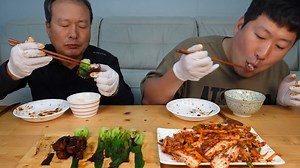 Dongpayuk, Fried pork belly in soy sauce & Fresh Kimchi - Mukbang eating show | Family Heungsam Mukbang