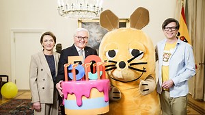 Alles Gute zum Geburtstag, liebe Maus! Die Maus wird 50 – und Bundespräsident Steinmeier und Elke Büdenbender haben in der Sendung gratuliert. Im Video verraten sie außerdem, was sie von der Maus gelernt haben – und danken allen Kindern für ihre Geduld während der Corona-Pandemie. Was verbinden Sie mit der Maus? Die Sendung mit der Maus | Bundespräsident Frank-Walter Steinmeier