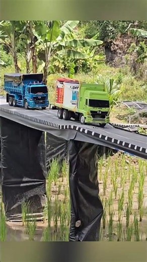 Truk Rc lintas Flyover #truk #truckrc #rccar #trending #rcoffoad #rctruck