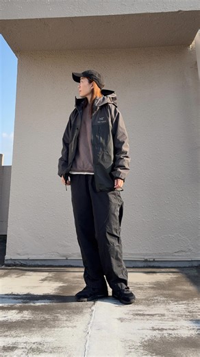 Reggieshop | ARC’TERYXの代表的なGORE-TEXアウターのアルファ ジャケットです。 ⁡ グレーとブラックの配色で、 それぞれ異なる種類のリップストップナイロンを組み合わせています。 ⁡ Alphaシリーズの中でもやや薄手で、 柔らかく、持ち運びもしやすいんです。... | Instagram