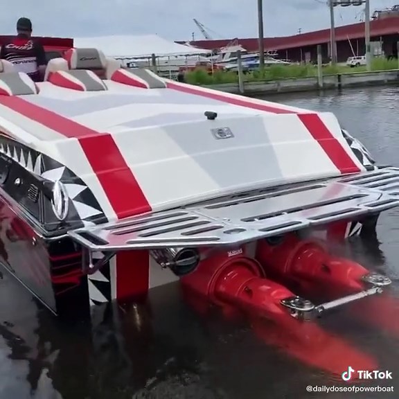 Unique Engine Sound!Credit:@bigbadboats #boats #powerboating #boating #powerboat #powerboats #fyp #horsepower #power #boat