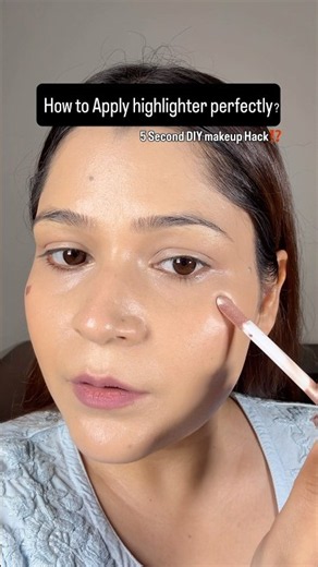 How to apply highlighter for natural glow ? #makeup #makeuptutorial #makeupartist #makeupshorts