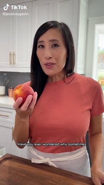 Peaches come in many forms but there are three main categories it falls in. Here is the difference between Freestone and Clingstone Peaches! #peaches #clingstone #freestone