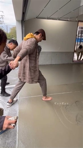 The father took a mark of his family on the door but Doggy destroyed it.