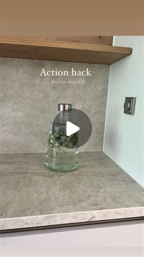 Melike Dursun on Instagram: "Een sfeervol item voor op je tuintafel deze zomer. Let’s make the garden summer ready for less than €10,-! Hoe prachtig is het eindresultaat. Zag dit project bij meerdere langskomen maar gaf er een iets andere touch aan. Vaas Elise €6,95 Solar lampje €0,78 Bloemen €2,- . Save voor later en volg voor meer inspiratie liefs Melike . . Alle items van @actionnederland . #diy #hack #melikeskids #diyhack #action #actiondiy #actiondeutschland #lente #zomer #bahar #ilkbahar #