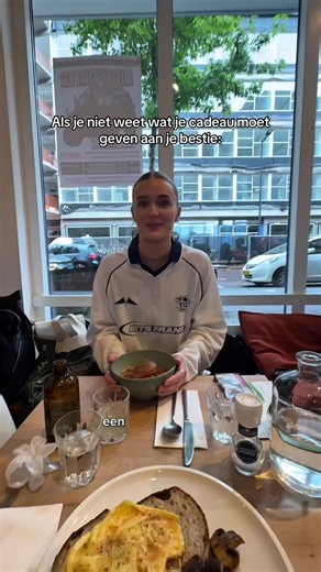 Een paar weken geleden plande ik een verrassingsdag voor mijn beste vriendin 🫶🏼 Gewoon een hele dag samen, gevuld met dingen waarvan ik wist dat we ze allebei leuk zouden vinden én waar we allebei even van zouden opladen. We begonnen de dag bij Harvest in de Glashaven, bezochten een aantal tentoonstellingen in de @Kunsthal Rotterdam , lunchten bij @Hotel New York en sloten deze dag af met de allerfijnste massage bij Sylayurmassage in Rotterdam-Zuid! 💓 Eén van mijn voornemens dit jaar was om m