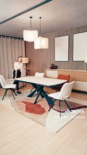 Admirable, tout simplement. La table ROSA marie la résistance de la céramique à l’élégance du travertin. Avec ses deux allonges intégrées, elle s’adapte à vos moments de partage. Un modèle extensible et raffiné, à découvrir en magasin. Et toutes les finitions sur mobilierdefrance.com #mobilierdefrance #tableRosa #designintérieur #tableextensible #travertin #décorationmaison