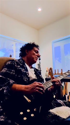 Soaring Saturday 🦅♾️🦅 @gibsonguitar SG Supreme 💥🙌🏽 @nealschon @nealandmichaeleschon @journeyofficial @ernieball #journey #nealschon #soar #beyond #2025 #gibson #gibsonguitars #sgsupreme | Neal Schon