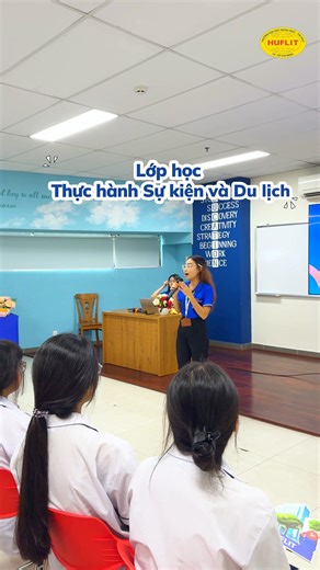 🎉 WELCOME TO HUFLIT CAMPUS TOUR 2025 - GEN Z THPT THÍCH THÚ VỚI CÁC LỚP HỌC CHUYÊN NGÀNH TẠI HUFLIT! 👏 Vừa qua, HUFLIT đã chào đón các bạn học sinh đến từ Trường THPT Bà Điểm và Trường THPT Tre Việt trong chương trình HUFLIT CAMPUS TOUR 2025 với nhiều hoạt động thú vị. Không chỉ được tham quan khuôn viên trường và tìm hiểu môi trường học tập năng động, các bạn còn có cơ hội “trải nghiệm thử – thực hành thật” tại những lớp học chuyên ngành cực hấp dẫn như: - Lớp Thực hành Khánh tiết Lễ tân - Lớ