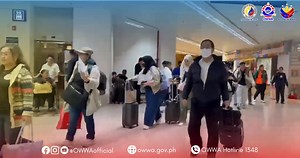𝗧𝗜𝗡𝗚𝗡𝗔𝗡: Agad na sinalubong ng OWWA at ng Department of Migrant Workers (DMW) ang 20 OFWs mula Jeddah na sakay ng SV870 sa NAIA Terminal 1, matapos ang kanilang ligtas na pagdating sa bansa ngayong gabi, Enero 22. Bilang bahagi ng patuloy na pagbibigay ng agarang tulong at malasakit, tiniyak ng OWWA at DMW na maibigay ang kinakailangang assistance sa ating mga Kababayang OFWs pagdating pa lamang nila sa Pilipinas. #OWWACares #AlagangOWWA #SerbisyongMayPuso #BagongPilipinas | OWWA Overseas