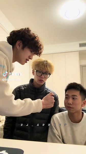 what is 'love at first sl@p' looks like💑🏻🤭😍 . . (⚠️They're just playing, DO NOT OFFENDED BY THE ACTION TT.. okie 👌🏻) . . . #⚠️ #⚠️ #fakeaction #boyslove #cute #blcontent #tiktokchina #loveislove #obsessed #douyin #抖音 #小红书 #blcontent #fyp #foryou