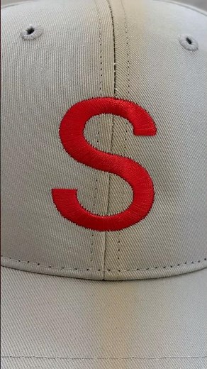 キャップに文字刺繍