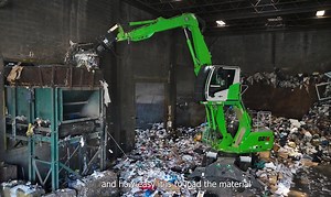 【垃圾回收】森尼伯根新能源抓料机在废弃物回收站工作