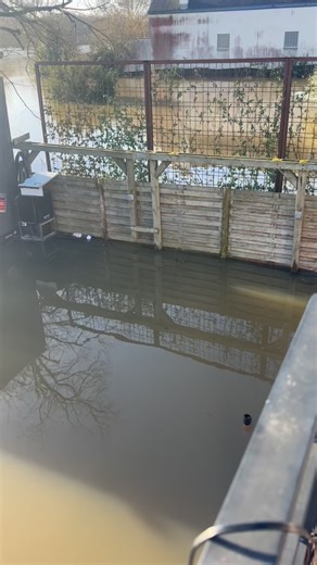 🌧️ La Maine est sortie de son lit… Terrasse d’été sous l’eau, parking inondé, routes coupées… Mais chez nous, la lumière est allumée et l’équipe est prête 💪 🔥 Nous restons OUVERTS pour vous accueillir au chaud, dans la bonne humeur et avec de bons petits plats. Prenez les chemins accessibles, soyez prudents ❤️ On vous attend ! #crue #inondation #restaurantouvert #bouchemaine #maine onlacherien | Brasserie de la Maine