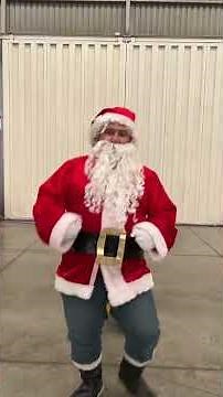 ¡Mira cómo mueve la panza el Santa Clutch! 🎅 🎄 Canción: El Baile De Santa Clos - Grupo Exterminador