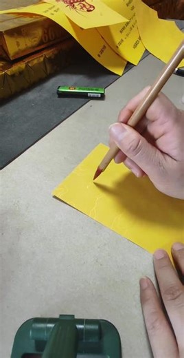 莲花符头（宝莲符头）是道教正一派（龙虎山天师府）特有的符头样式，位于符箓顶端，形似莲花，象征清净、通天、辟邪。