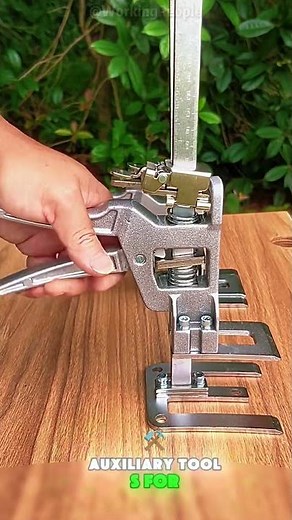 Auxiliary tools for decorators and carpenters to support and lift heights