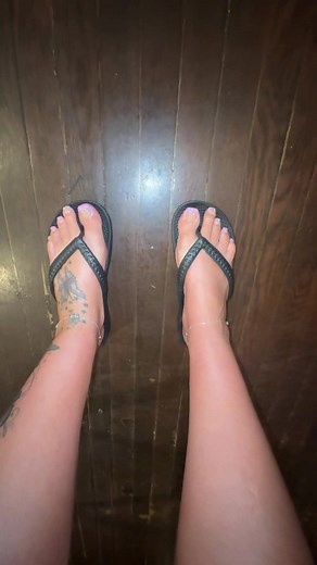 Comfy little flip flops #flipflops #sandals #shoes #slides #feet