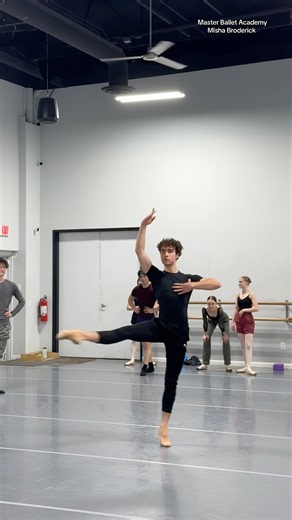 LIKE A TORNADO 🌪️ 🥴😵‍💫 #ballet #dancer #fast #boys