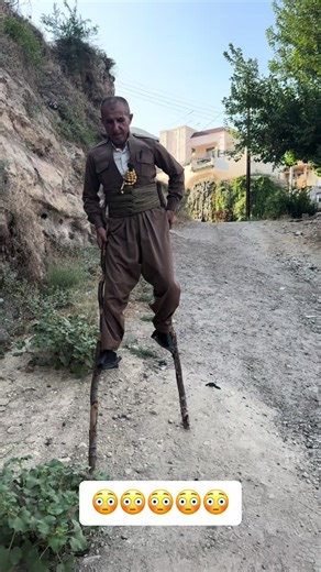 ‏طريقة عجيبة غريبة 😳😳