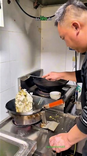 This automatic rice stir-fry machine helps you cook like a professional chef.