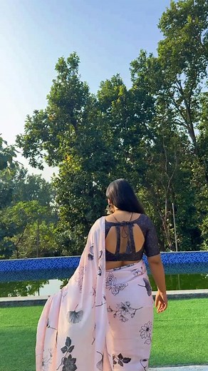 Tanika on Instagram: "Beautiful sari from @sariisutra 🖤💗😭"