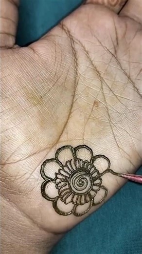 mummy ko laga Di sundar sa design #mehndiartsbyraani #youtubeshorts #shorts #viral