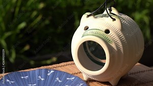 日本の夏の風物詩 蚊取り豚と線香の煙