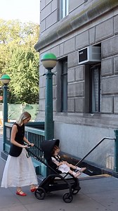 The truest one-handed fold, the Bugaboo Dragonfly is lightweight at 21.8 lbs and is effortless to manuaver around busy streets, up or down stairs, and is compact when stored away. 📷: tahnee.shanahan | Bugaboo