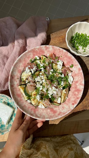 Sanne | gezonde & makkelijke recepten on Instagram: "Courgette salade 💗 Courgette is in het seizoen en deze salade is echt top als bijgerecht of lunch. Hij staat binnen 10 minuten op tafel en is enorm lekker!! Gemaakt met mijn nieuwe kookplaat van @franke_nederland waar ik mega blij mee ben! Ingrediënten - 1 persoon 1 courgette Olijfolie, peper en zout 50 gr prosciutto of serranoham 50 gr feta Handje verse peterselie Handje verse basilicum Bereiding Snijd de courgette in dikke plakken en grill 
