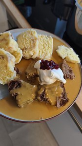 Svíčková na smetaně – tradiční recept Ingredience (6 porcí) Na maso a omáčku: 1,2–1,5 kg hovězího masa (nejlépe hovězí zadní, nebo pravá svíčková) 150 g špeku (na prošpikování) 3 mrkve 2 petržele 1/4 celeru 2 cibule 6 kuliček nového koření 6 kuliček pepře 3 bobkové listy 1 l hovězího vývaru nebo voda 2 lžíce octa 2 lžíce cukru sůl olej / máslo na opečení Na dochucení a dokončení: 200–300 ml smetany ke šlehání (33%) 1–2 lžíce plnotučné hořčice 1 lžíce citronové šťávy nebo pár kapek citronu případ