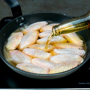 92K views · 1.4K reactions | I bet it's the best chicken wing recipe you've ever tried! Ingredients: oil: 30 ml (1 fl oz) honey: 30 g (1.1 oz) chicken wings: 1.5 kg (3 lb) salt: 5 g (0.2 oz) black pepper: 5 g (0.2 oz) sweet paprika: 5 g (0.2 oz) garlic: 10 g (0.4 oz) soy sauce: 10 ml (0.3 fl oz) beer: 200 ml (6.8 fl oz) Sauce: milk: 25 ml (0.8 fl oz) butter: 15 g (0.5 oz) processed cheese: 15 g (0.5 oz) | Appetizing.tv | Facebook