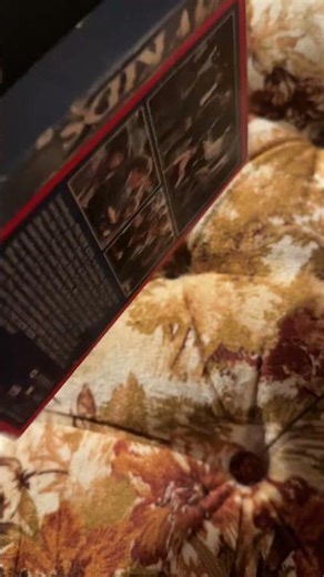 I love this VHS cover. It’s one of my favorites. Have you seen this movie? #physicalmedia #vhs #asmr