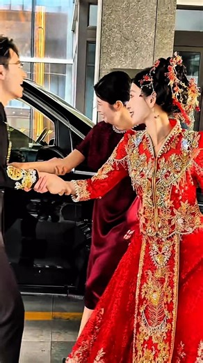 Funny Wedding Moment in Traditional Chinese Bridal Dress 😂👰 | Xiuhe Outfit #wedding #shorts
