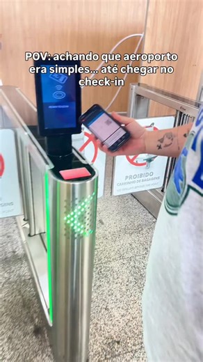⚠️Se você nunca entendeu o que é check-in, o @viajandocomos3 te diz que esse post é pra você. Fazer o check-in é simplesmente confirmar para a companhia aérea que você vai viajar e garantir seu lugar no voo. Não é nada complicado, mas quase ninguém explica isso direito. Na maioria das companhias, o check-in abre entre 24h e 48h antes do voo e pode ser feito pelo site ou aplicativo. Quando você faz online, recebe o cartão de embarque com QR Code, que pode ser apresentado direto no celular no 