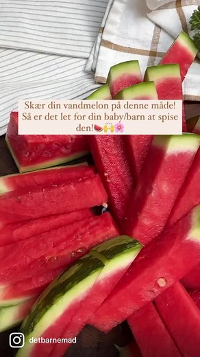 Vandmelon-hack ❤️🔥🍉Sådan skærer du din vandmelon på en sjov og nem måde! 🍉Del vandmelonen i to, og placer den flade side nedad. Skær nu igennem vandmelonen med 2-3cm. bredde den ene vej, og derefter modsat. 🌸🙌Vandmelon kan serveres fra 6 mdr. i denne form. 🍉👶 Her kan barnet nemt holde om melon-staven. 🙌♦️Du bør fjerne kernerne inden du serverer den! HUSK, at vask melonen inden du skærer den! Selvom man ikke spiser skrællen, så kan bakterier mm. komme ind i frugten, når man skærer den. Du