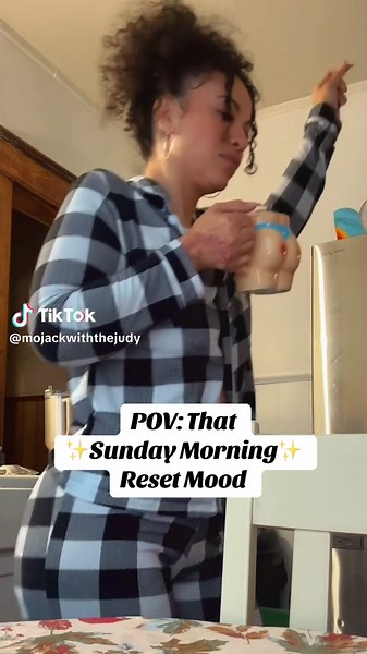 I really wish my cheeks were as burnt as my cup this morning LBVS ☕️🤣 . First order of business: hydrate, tea, then hop on my vibration plate for a quick 10-minute wake-up. Then on to the rest of the day… . Sundays are for resetting — not rushing. My nonnegotiables are simple but lowkey sacred: ✨ Extra sleep if my body needs it ✨ Hydration before caffeine ✨ A little movement to shake the weekend off ✨ And getting ahead for the week — laundry, groceries, meal prep, work, whatever needs love. . I