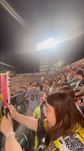 阪神ファン 巨人ファンにビールを浴びせる 森下に死球を当てた仕返しに #阪神タイガース #阪神 #森下翔太 #甲子園 #関西 #野球 #プロ野球 #ショート #shorts #タイガース #巨人