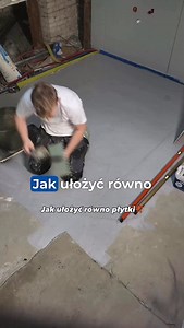 Jak ułożyć równo płytki⁉️ Do układania wykorzystujemy system do poziomowania płytek Smart Level z bramką 2 mm, co od razu definiuje szerokość fugi. Dodatkowo stosujemy podkładki dystansowe, które pełnią dwie istotne funkcje: – chronią powierzchnię płytek matowych i szkliwionych przed porysowaniem podczas zaciskania klipsów, – stabilizują płytki i ograniczają ich przesuwanie, szczególnie gdy kleszcze są ustawione zbyt agresywnie. Po co w ogóle system poziomowania? Jego zadaniem jest zniwelowanie 