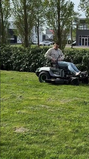 Geen tijd om uren bezig te zijn met het gras maaien? Dan is deze EGO zitmaaier dé machine voor jou!✅