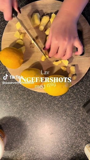 INGEFÆRSHOTS OPSKRIFT 🫚150g ingefær 🍋Saften fra 3 citroner 💧1L vand Jeg kan varmt anbefale disse ingefærshots. De er lette at lave, billige og så smager de super godt ! Fremgangsmåde: - skræl ingefærene og skær dem i små stykker (ca 1cm) - hæl 1 liter vand i en gryde og lad det koge op - når det koger, så hæl ingefæren i og lad det koge sammen på lavt blus i 30 minutter - skær citroner og pres saften ud - når der er gået en halv time, put 1-3spsk honning i samt citron saften - sæt på køl natt