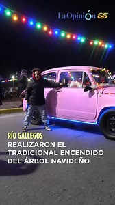 64K views · 1K reactions |  ASÍ FUE EL ENCENDIDO DEL ÁRBOL NAVIDEÑO EN RÍO GALLEGOS ✨ Este 8 de diciembre, a la medianoche, se encendió el árbol de Navidad en la Rotonda Samoré. ‍‍‍ Fue un momento mágico que disfrutaron numerosas familias, marcando el inicio de la temporada navideña en la ciudad. #navidad #riogallegos #arbol #encedidoarbol #tradicion | LU12 AM680 | Facebook