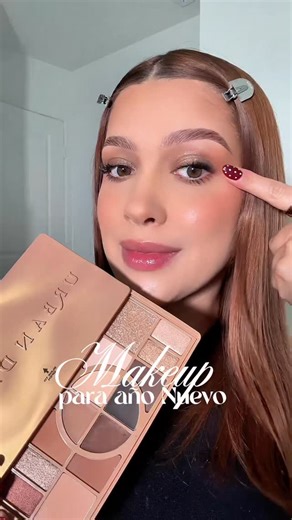 Fabiana Velasquez / houston content Creator on Instagram: "Idea fácil y elegante para NEW YEAR✨ #newyearmakeup #newyearmakeuplook #makeuplook #christmasmakeuplook"