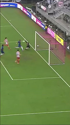 ¡EL FÚTBOL SIEMPRE DA REVANCHA! Watson primero falló por milímetros y después la clavó | #Shorts